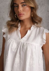 Renee - Biała Haftowana Bluzka z Bawełny Zdobiona Falbankami Bolidia. Typ kołnierza: kołnierz z falbankami. Kolor: biały. Materiał: bawełna. Wzór: haft, aplikacja. Styl: boho #7