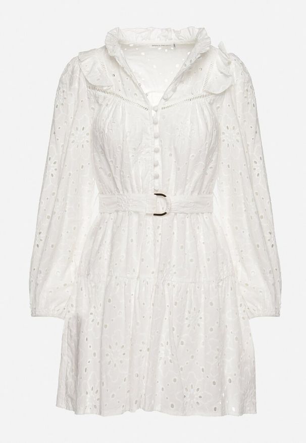 Born2be - Biała Haftowana Sukienka Mini z Bawełny z Paskiem i Ażurowym Wzorem Aislina. Typ kołnierza: kołnierz z falbankami. Kolor: biały. Materiał: bawełna. Wzór: haft, ażurowy. Sezon: wiosna, lato. Długość: mini