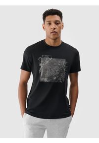 4f - T-shirt regular z nadrukiem męski - czarny. Okazja: na co dzień. Kolor: czarny. Materiał: bawełna, dzianina, jersey. Wzór: nadruk. Styl: casual, klasyczny, sportowy #1