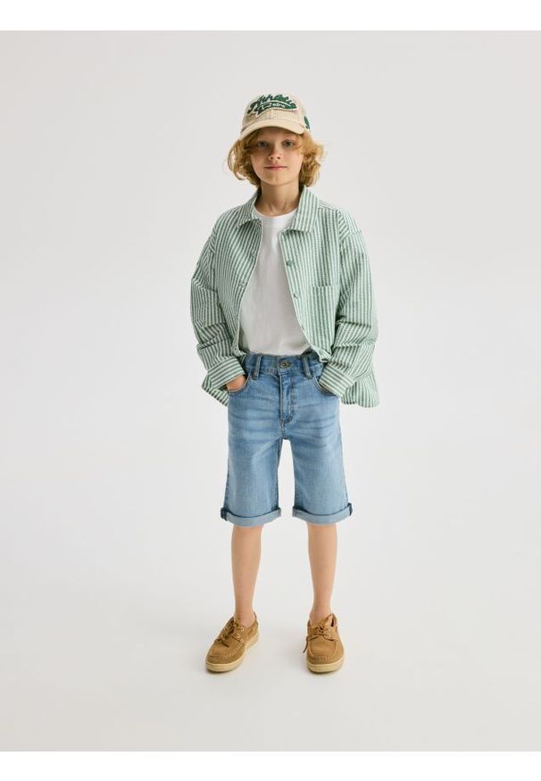 Reserved - Jeansowe szorty regular - niebieski. Kolor: niebieski. Materiał: jeans