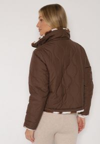 Born2be - Brązowa Dwustronna Pikowana Kurtka z Futerkiem w Łaty Meviatella. Okazja: na co dzień. Kolor: brązowy. Materiał: futro. Styl: casual, klasyczny #5