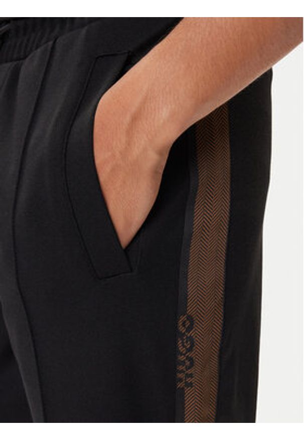 Hugo - HUGO Spodnie dresowe Derwent 50542819 Czarny Regular Fit. Kolor: czarny. Materiał: syntetyk