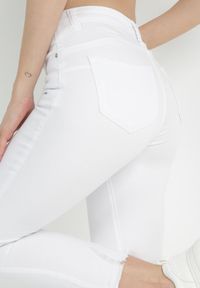 Born2be - Białe Spodnie Skinny Nyryore. Kolor: biały. Styl: elegancki