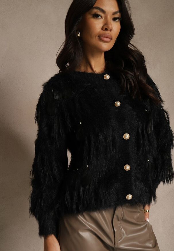 Renee - Czarny Kardigan z Dzianiny z Wełną Imitującą Pióra z Perłowymi Guzikami Meviatta. Kolor: czarny. Materiał: wełna, dzianina. Styl: glamour