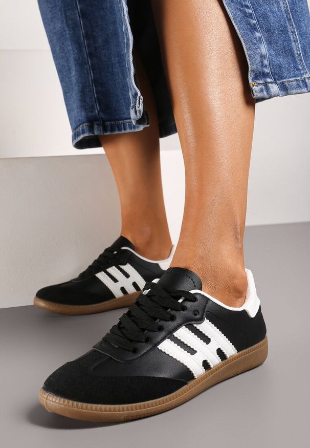 Renee - Czarno-Białe Casualowe Sznurowane Sneakersy na Płaskiej Podeszwie z Paskami po Bokach Weiara. Okazja: na co dzień. Zapięcie: pasek. Kolor: czarny. Materiał: bawełna, jeans. Obcas: na płaskiej podeszwie