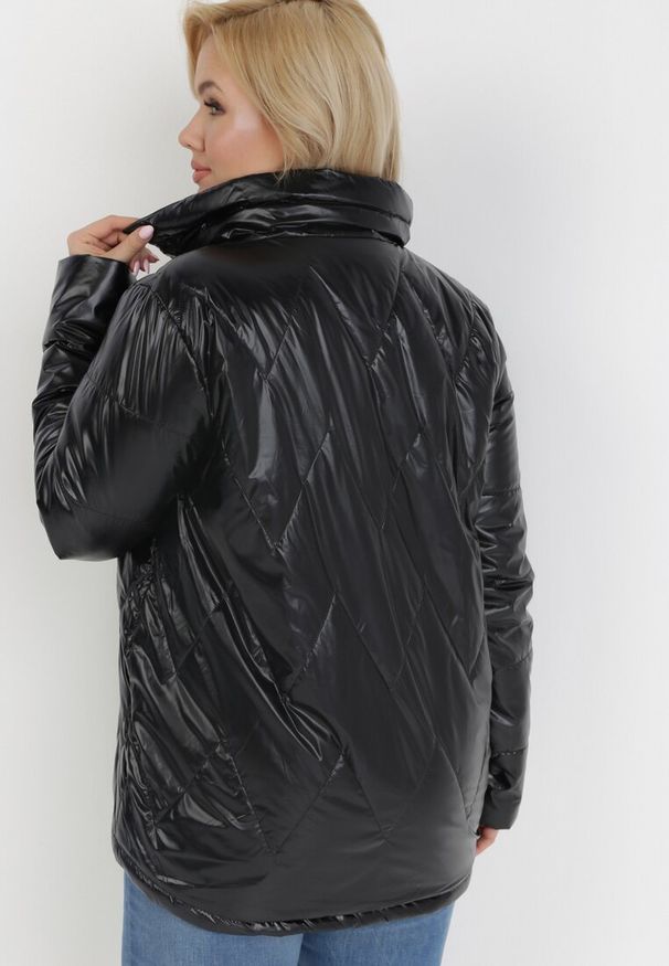 Born2be - Czarna Kurtka Hippyne. Typ kołnierza: bez kaptura, kołnierzyk stójkowy. Kolekcja: plus size. Kolor: czarny. Materiał: tkanina. Wzór: geometria. Styl: klasyczny