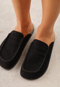 Born2be - Czarne Klapki w Stylu Muli na Korkowej Podeszwie z Przeszyciami Sophereia. Okazja: na co dzień. Kolor: czarny. Materiał: len. Wzór: aplikacja. Styl: casual, klasyczny #9