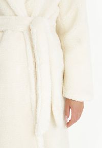 Born2be - Biały Płaszcz Futrzany z Wiązanym Paskiem Pargol. Kolor: biały. Materiał: futro #4