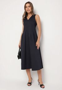 Born2be - Granatowa Sukienka o Rozkloszowanym Kroju z Dekoltem w Serek Alifia. Okazja: na co dzień, na spacer, na imprezę. Typ kołnierza: dekolt w serek. Kolor: niebieski. Długość rękawa: bez rękawów. Typ sukienki: rozkloszowane, proste. Styl: klasyczny, casual #2