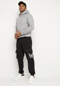 Born2be - Czarne Spodnie Dresowe w Stylu Cargo Efalitha. Kolor: czarny. Materiał: dresówka. Styl: sportowy #6