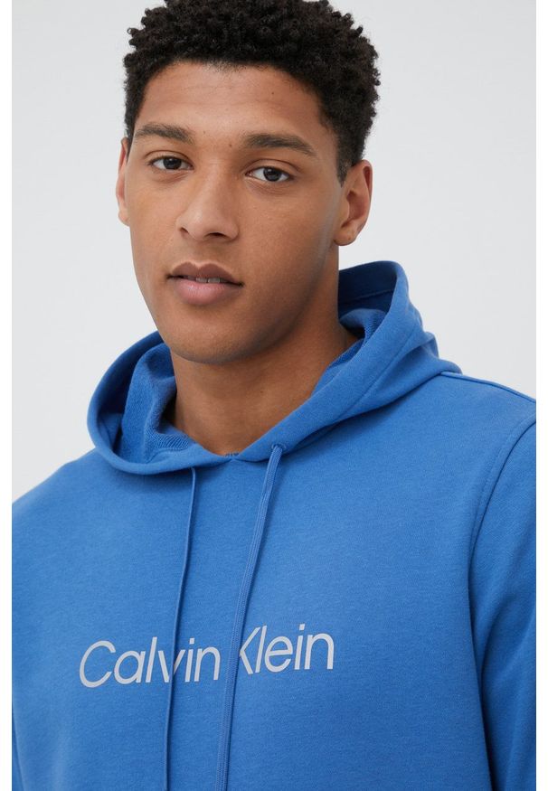 Calvin Klein Performance bluza dresowa męska z kapturem z nadrukiem. Typ kołnierza: kaptur. Kolor: niebieski. Materiał: dresówka. Wzór: nadruk