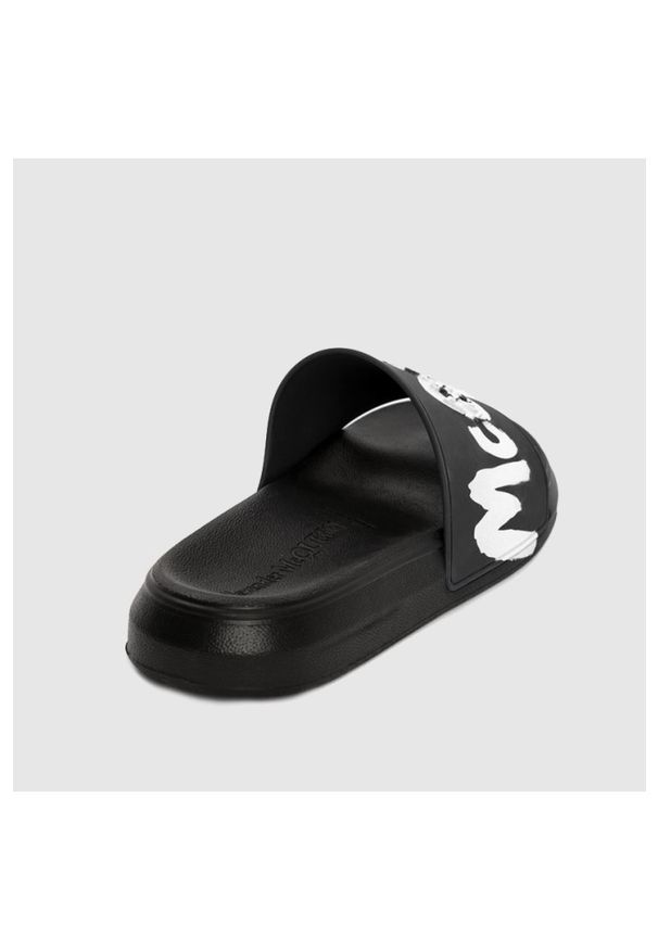 Alexander McQueen - ALEXANDER MCQUEEN Czarne klapki męskie z białym logo, Rozmiar 41. Kolor: czarny