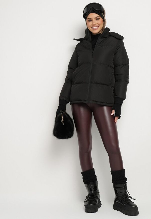 Born2be - Czarna Pudełkowa Kurtka Pikowana z Kapturem Anena. Typ kołnierza: kaptur. Kolor: czarny. Styl: elegancki