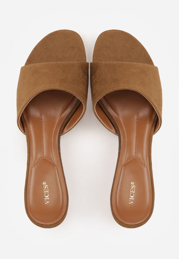 Born2be - Ciemnobeżowe Klapki VICES na Obcasie Kaczuszka ze Wstawką Imitującą Drewno Azada. Okazja: na co dzień, do pracy. Kolor: beżowy. Materiał: jeans, materiał. Obcas: na obcasie. Styl: casual. Wysokość obcasa: średni