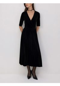 Reserved - Welurowa sukienka z plisowaniem - czarny. Kolor: czarny. Materiał: welur #1