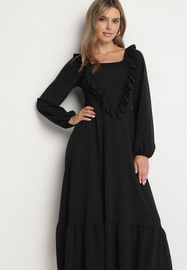 Born2be - Czarna Sukienka Długa Rozkloszowana z Ozdobnymi Falbankami Ferellia. Typ kołnierza: kołnierz z falbankami. Kolor: czarny. Materiał: jeans, materiał. Typ sukienki: rozkloszowane. Długość: maxi