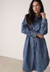 Born2be - Niebieska Koszulowa Sukienka Jeansowa z Bawełną Ozdobiona Paskiem Carenatesa. Okazja: na co dzień. Kolor: niebieski. Materiał: bawełna, jeans. Wzór: aplikacja. Typ sukienki: koszulowe. Styl: casual, klasyczny #1