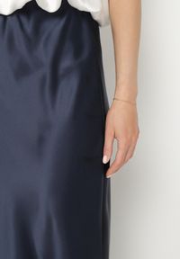 Born2be - Granatowa Satynowa Spódnica z Wysokim Stanem Pillineira. Okazja: na co dzień. Stan: podwyższony. Kolor: niebieski. Materiał: satyna. Styl: klasyczny, casual, elegancki #5