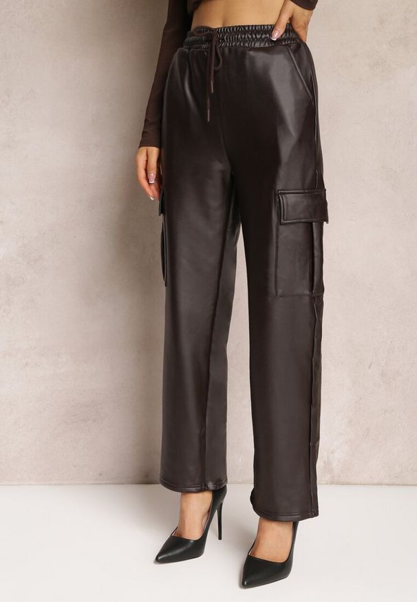 Renee - Brązowe Szerokie Spodnie High Waist Ocieplone w Stylu Cargo z Gumką w Pasie i Kieszeniami na Klapy Vilencja. Stan: podwyższony. Kolor: brązowy