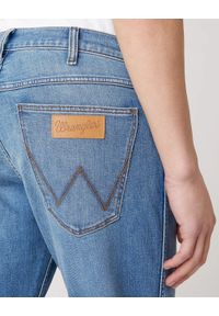 Wrangler - MĘSKIE SPODNIE JEANSOWE WRANGLER GREENSBORO HEMPTOWN W15QC427P