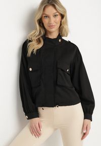 Born2be - Czarna Kurtka ze Stójką i Ozdobnymi Guzikami Ściągana w Pasie Troczkiem Basalle. Okazja: na co dzień. Typ kołnierza: kołnierzyk stójkowy. Kolor: czarny. Materiał: jeans. Styl: casual, elegancki #1