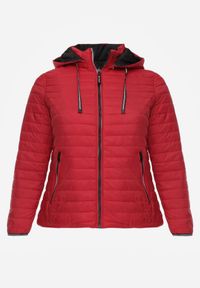 Born2be - Czerwono-Czarna Przejściowa Kurtka Dwustronna z Pikowaniem i Kapturem Azirane. Okazja: na co dzień. Typ kołnierza: kaptur. Kolekcja: plus size. Kolor: czerwony. Materiał: jeans. Styl: casual, elegancki #6