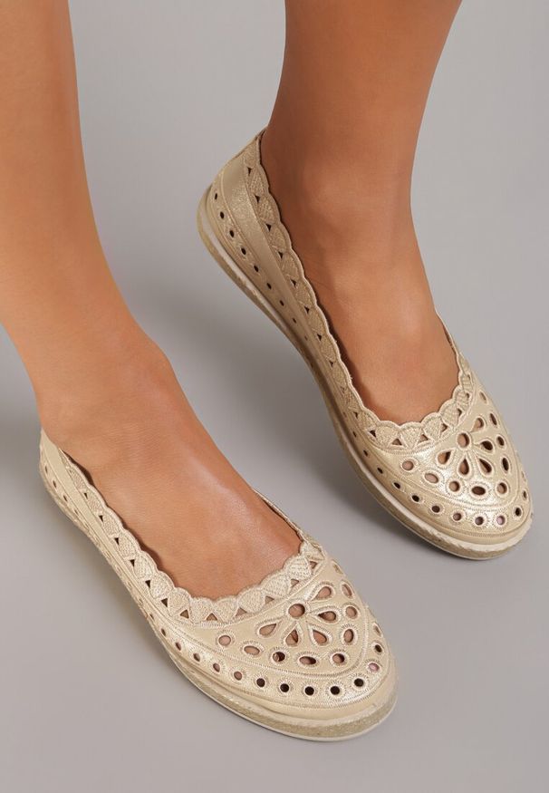 Renee - Złote Balerinki Phiase. Okazja: na co dzień. Nosek buta: okrągły. Zapięcie: bez zapięcia. Kolor: złoty. Szerokość cholewki: normalna. Wzór: ażurowy, aplikacja. Materiał: jeans, materiał. Obcas: na płaskiej podeszwie. Styl: casual