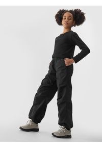4f - Spodnie parachute joggery dziewczęce - czarne. Okazja: na co dzień. Kolor: czarny. Materiał: tkanina, syntetyk, materiał. Styl: casual, sportowy