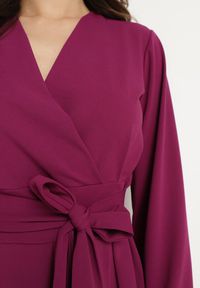 Born2be - Fioletowa Rozkloszowana Sukienka z Kopertowym Dekoltem i Wszytym Wiązanym Paskiem Temithie. Okazja: na co dzień. Typ kołnierza: dekolt kopertowy. Kolor: fioletowy. Materiał: jeans. Typ sukienki: kopertowe. Styl: casual, elegancki #6