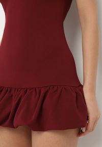 Born2be - Bordowy Taliowany Kombinezon Ozdobiony Falbanką Semiriela. Okazja: na co dzień. Kolor: czerwony. Wzór: aplikacja. Styl: casual, klasyczny #6