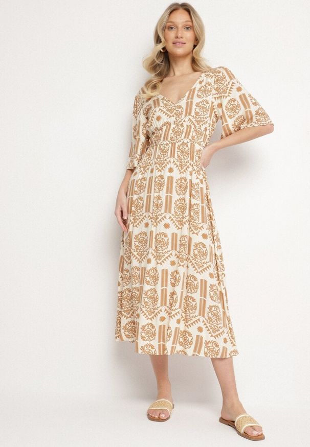 Born2be - Ciemnobeżowa Sukienka Wiskozowa Rozkloszowana z Odkrytymi Plecami w Print Boho Turaisa. Okazja: na co dzień. Typ kołnierza: dekolt w kształcie V. Kolor: beżowy. Materiał: wiskoza. Długość rękawa: długi rękaw. Wzór: nadruk. Typ sukienki: rozkloszowane, proste. Styl: boho