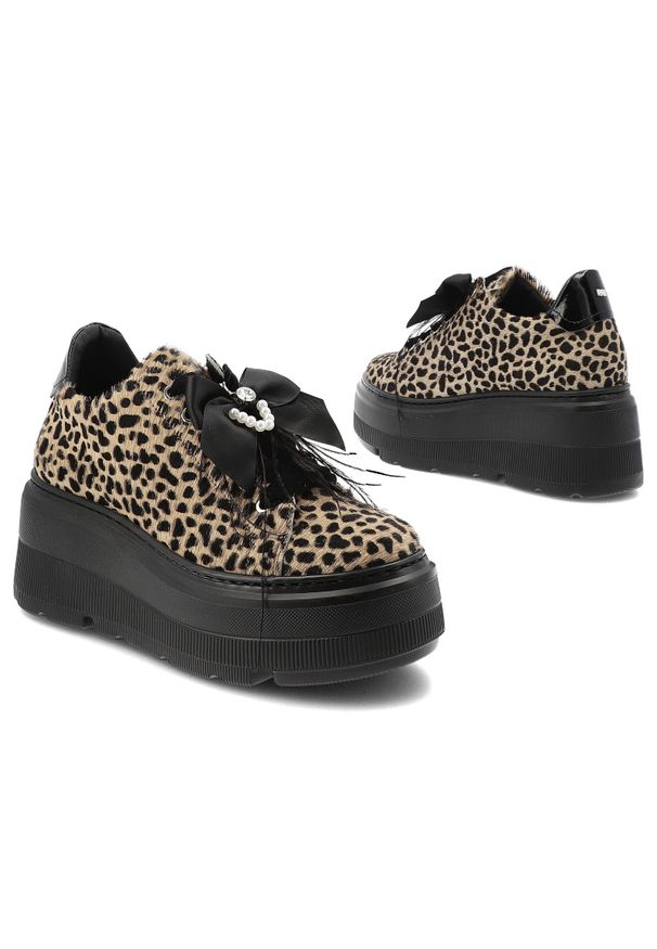 Beżowe Sneakersy Karino Stylowe Obuwie Damskie Panterka. Okazja: na co dzień. Kolor: czarny. Materiał: satyna. Wzór: motyw zwierzęcy. Obcas: na platformie. Styl: elegancki