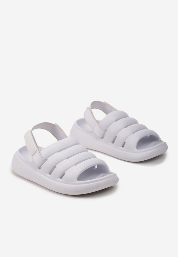 Born2be - Białe Sandały na Grubej Podeszwie z Pianki i Paskiem na Rzep Venlar. Zapięcie: rzepy. Kolor: biały. Materiał: jeans. Sezon: lato