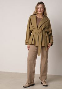 Born2be - Zielona Bawełniano-Wiskozowa Kurtka Typu Krótki Trencz z Ozdobnym Guzikiem Dafena. Okazja: na co dzień, na spotkanie biznesowe, do pracy. Kolor: zielony. Materiał: wiskoza, bawełna. Długość: krótkie. Styl: casual, biznesowy, elegancki, klasyczny #7