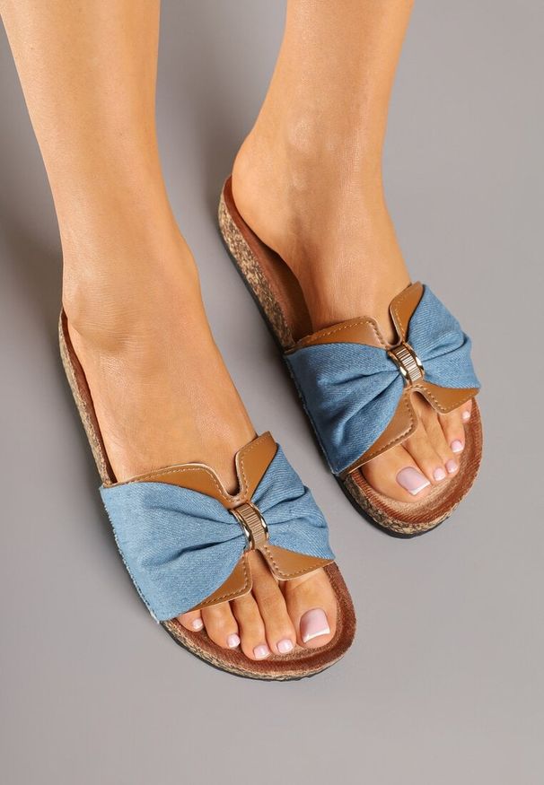 Renee - Niebieskie Klapki z Metalicznym Detalem na Podeszwie z Korka Telanovia. Okazja: na plażę, na spacer. Nosek buta: otwarty. Kolor: brązowy. Materiał: jeans. Sezon: lato. Obcas: na płaskiej podeszwie. Styl: boho, elegancki