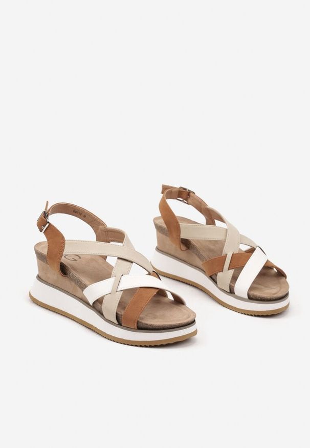 Born2be - Beżowo-Brązowe Sandały na Piankowej Podeszwie z Koturnem i Przeplatanymi Paskami Seneviana. Okazja: na co dzień. Nosek buta: otwarty. Zapięcie: pasek. Kolor: beżowy. Wzór: aplikacja. Materiał: jeans. Sezon: wiosna, lato. Obcas: na koturnie. Styl: casual, elegancki