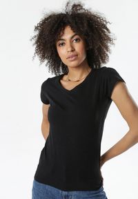 Born2be - Czarny T-shirt Nysalphia. Kolor: czarny. Materiał: dzianina, elastan, bawełna. Długość rękawa: krótki rękaw. Długość: krótkie. Styl: klasyczny