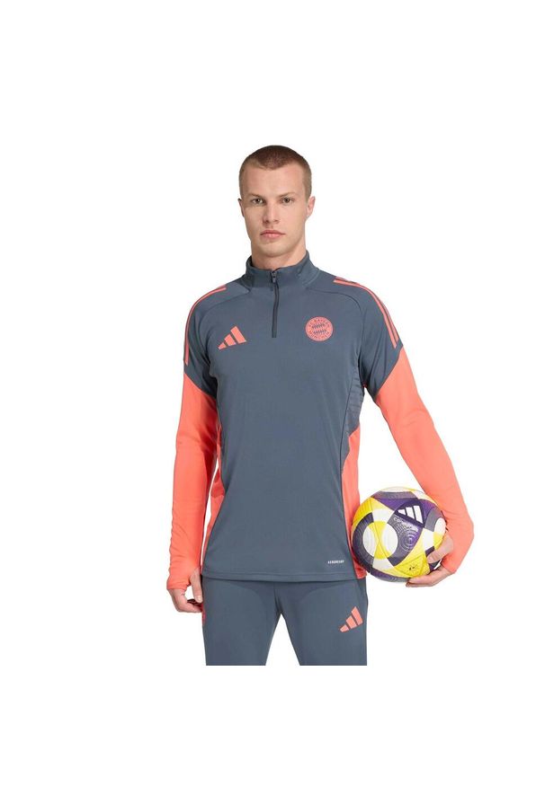 Adidas - Kurtka dresowa Bayern Monachium 2025/26. Kolor: szary. Materiał: dresówka. Sport: piłka nożna