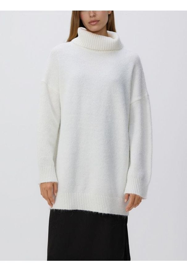 Reserved - Długi sweter z golfem - złamana biel. Typ kołnierza: golf. Materiał: dzianina, wełna. Długość: długie