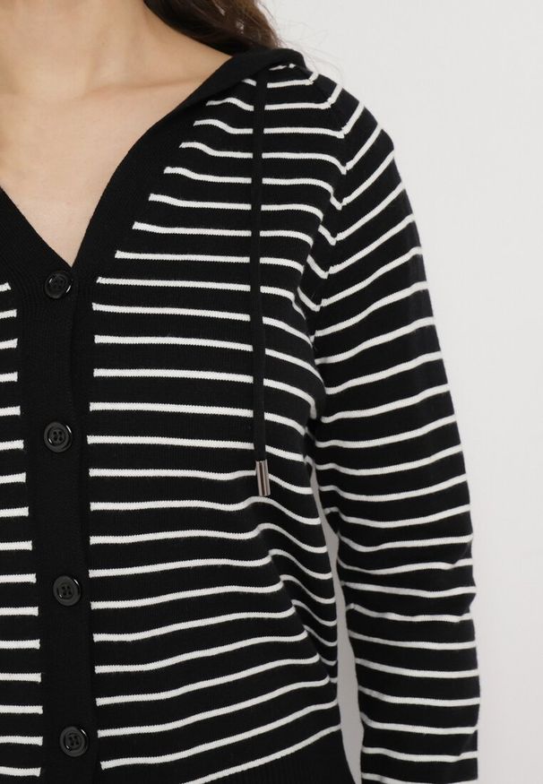 Born2be - Czarny Wiskozowy Kardigan w Paski z Kapturem Alaneil. Typ kołnierza: kaptur. Kolor: czarny. Materiał: wiskoza. Wzór: paski