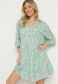 Born2be - Zielona Bawełniana Sukienka w Kwiaty o Rozkloszowanym Kroju Jenaleira. Okazja: na co dzień. Typ kołnierza: dekolt w serek. Kolor: zielony. Materiał: bawełna. Długość rękawa: krótki rękaw. Wzór: kwiaty. Styl: casual, klasyczny #1