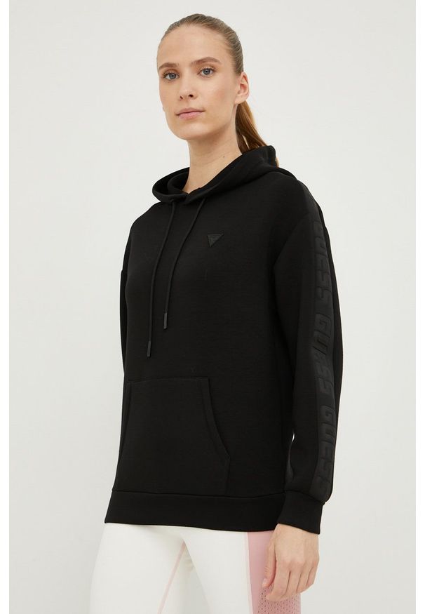 Guess bluza damska kolor czarny z kapturem z aplikacją. Typ kołnierza: kaptur. Kolor: czarny. Materiał: materiał, dzianina, wiskoza. Wzór: aplikacja