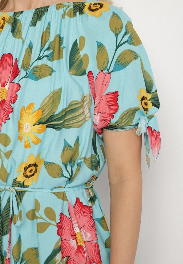 Born2be - Jasnoniebieska Bawełniana Sukienka w Kwiatowy Wzór z Wiązaniem w Talii i na Rękawach Tosmira. Okazja: na spacer, na co dzień. Kolor: niebieski. Materiał: bawełna. Wzór: kwiaty. Sezon: lato. Styl: elegancki, casual