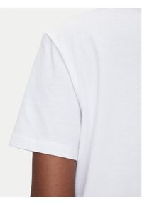 Calvin Klein Jeans T-Shirt Hero LV047B865G Biały Regular Fit. Kolor: biały. Materiał: bawełna #5