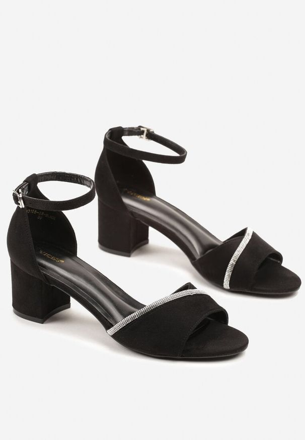 Renee - Czarne Sandały Vices na Słupku Ozdobione Cyrkoniami Lumaneve. Okazja: na co dzień. Zapięcie: sprzączka. Kolor: czarny. Wzór: aplikacja. Obcas: na słupku. Styl: casual. Wysokość obcasa: średni