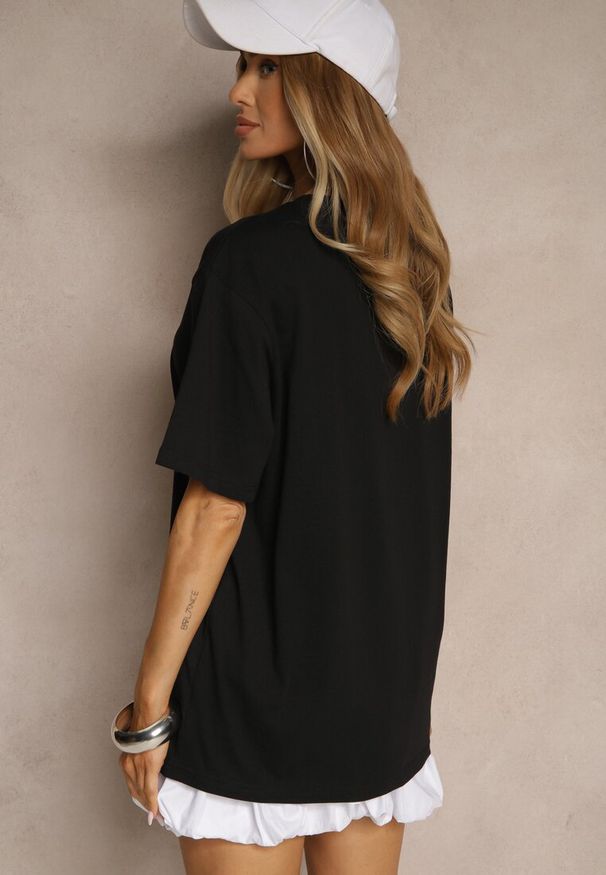 Renee - Czarna Koszulka T-shirt z Bawełny Zdobiona Oryginalnym Nadrukiem Savindrae. Okazja: na co dzień. Kolor: czarny. Materiał: bawełna. Wzór: aplikacja, nadruk. Styl: klasyczny, elegancki, casual