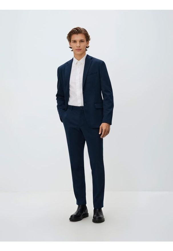 Reserved - Garniturowe spodnie slim fit - granatowy. Kolor: niebieski. Materiał: dzianina