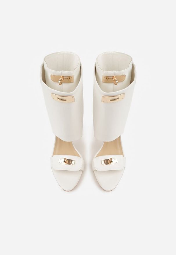 Renee - Białe Sandały Typu Botki z Metalicznymi Klamrami Zaehlyss. Zapięcie: klamry. Kolor: biały. Materiał: skóra, lakier. Styl: rockowy, wizytowy