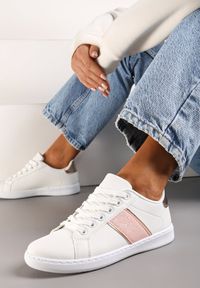Renee - Biało-Różowe Sneakersy Sznurowane Ozdobione Brokatem Vistasta. Nosek buta: okrągły. Zapięcie: sznurówki. Kolor: biały. Materiał: materiał. Wzór: aplikacja. Obcas: na obcasie. Wysokość obcasa: niski #1