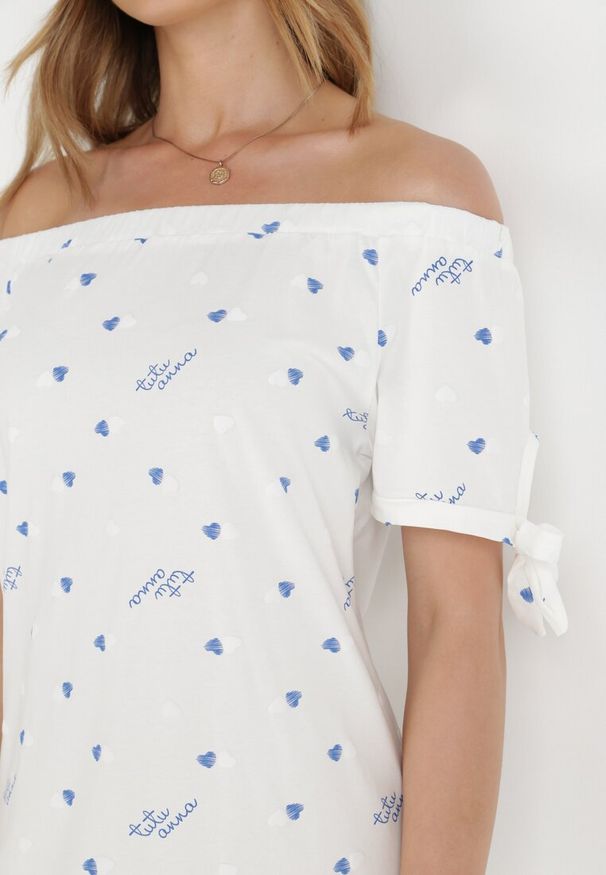 Born2be - Biała Sukienka Hermusa. Typ kołnierza: dekolt hiszpanka. Kolor: biały. Materiał: dzianina, bawełna. Długość rękawa: krótki rękaw. Wzór: aplikacja, napisy. Sezon: lato. Długość: mini